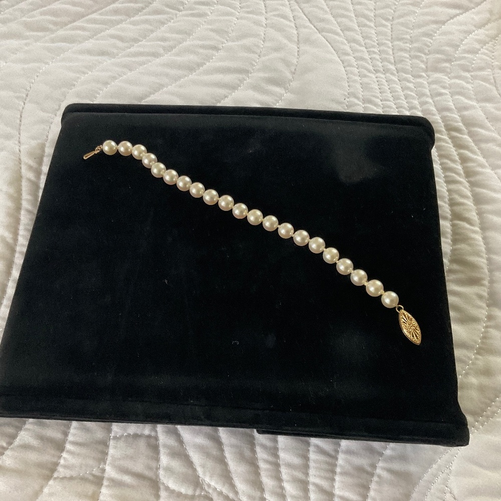 Freshwater knotted pearl bracelet with filigree clasp